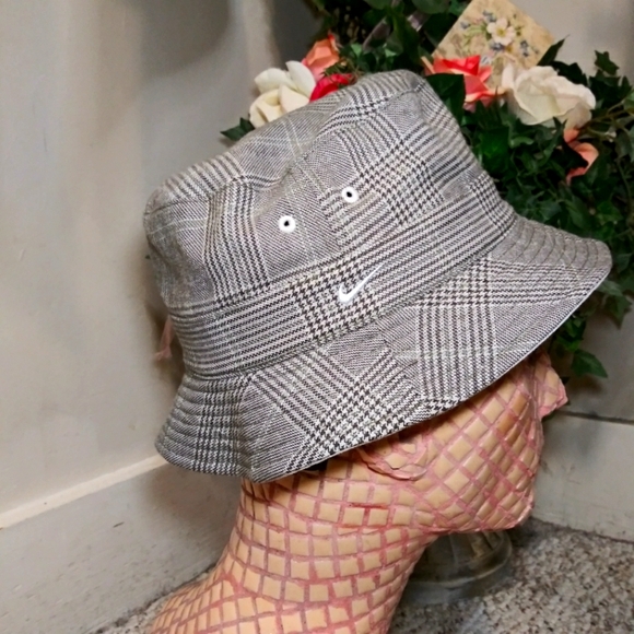 Nike Golf Reversible Bucket Hat - Picture 3 of 13